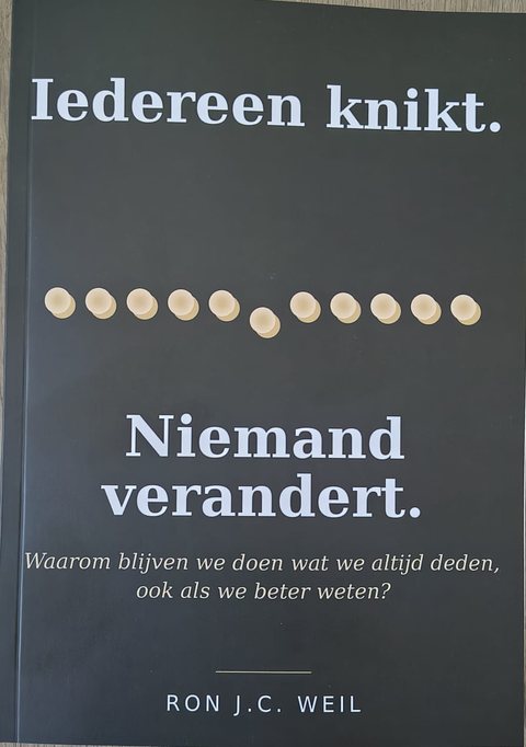 Cover van het boek Iedereen knikt. Niemand verandert. van Ron J.C. Weil